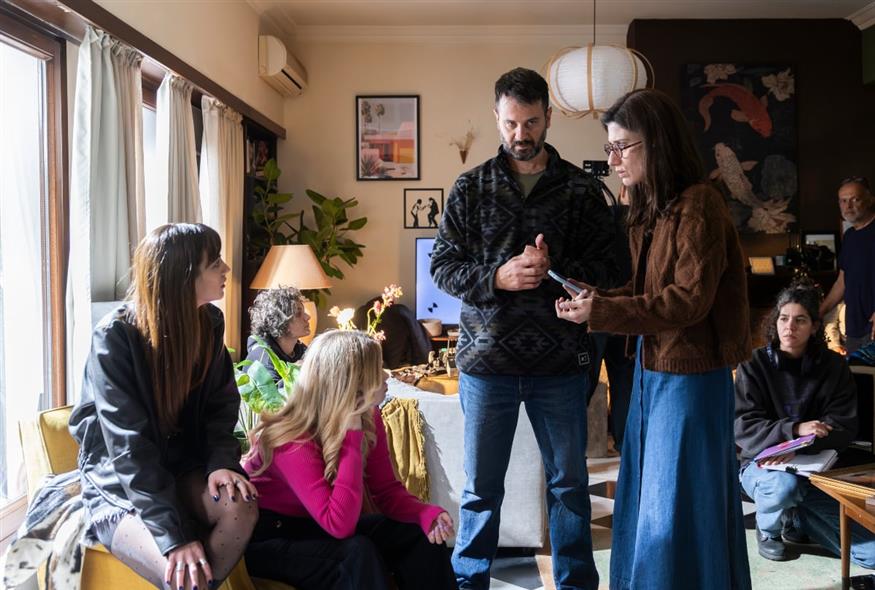 Βαλίτσα Ο σκηνοθέτης Δημήτρης Παπαθανάσης μαζί με τις τρεις πρωταγωνίστριες της ταινίας «Βαλίτσα»