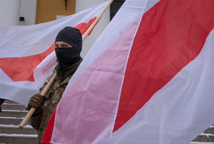 Στρατιώτης κρατά τη σημαία της Λευκορωσίας (AP Photo/Efrem Lukatsky)