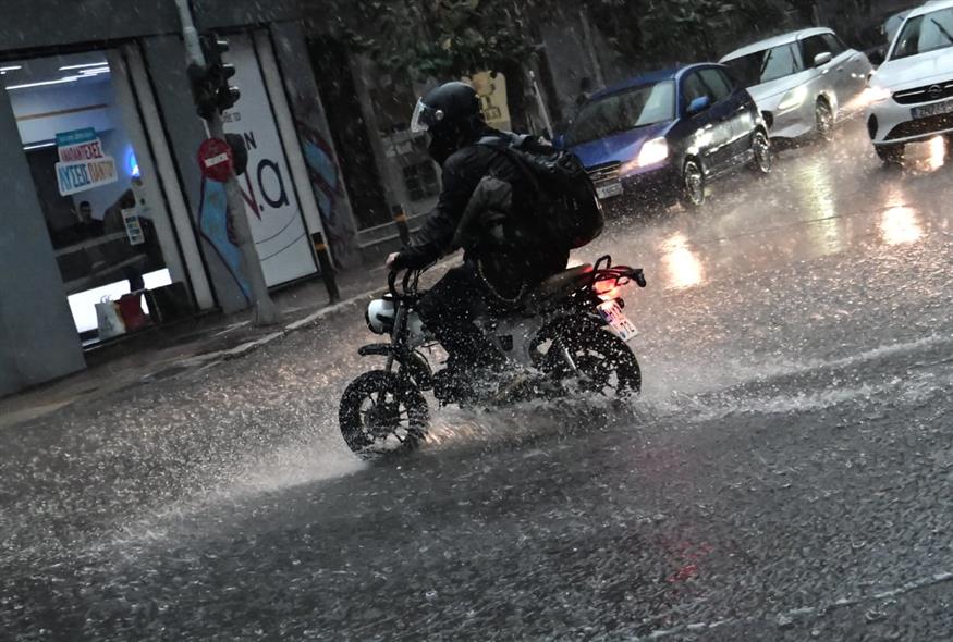 Βροχή στην Αθήνα (ΚΩΣΤΑΣ ΤΖΟΥΜΑΣ/EUROKINISSI)