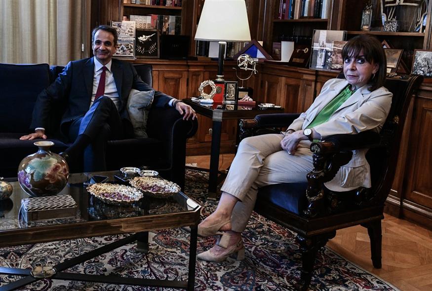 Συνάντηση της Προέδρου της Δημοκρατίας Κατερίνας Σακελλαροπούλου με τον Πρωθυπουργό Κυριάκο Μητσοτάκη - ΤΑΤΙΑΝΑ ΜΠΟΛΑΡΗ/EUROKINISSI