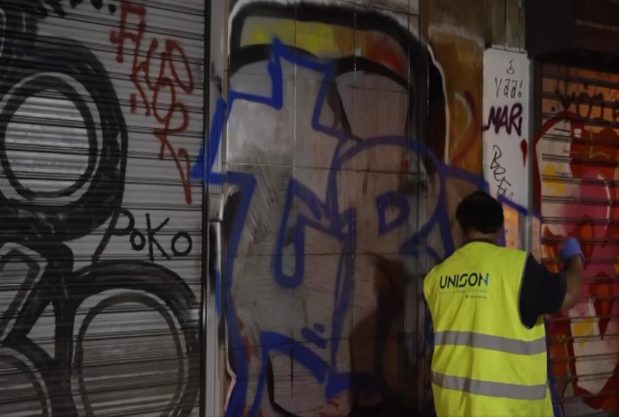 επιχείρηση «αντιγκράφιτι» στην Αθήνα /video capture/Κώστας Μπακογιάννης