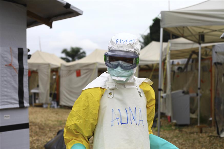 Health worker/(AP Photo/Al-hadji Kudra Maliro)