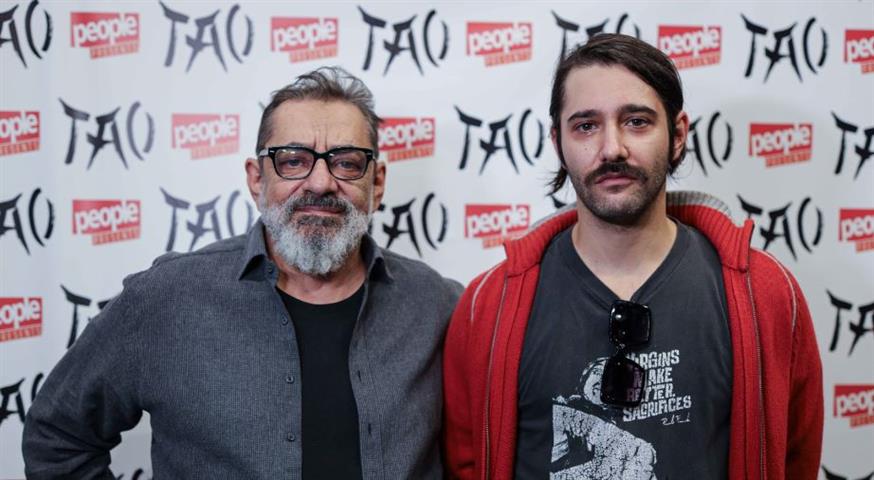 Ο Αντώνης Καφετζόπουλος με τον γιο του, Γιώργο (Papadakis press)