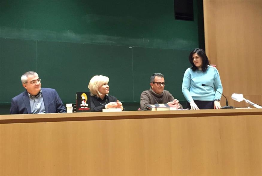 Από αριστερά: Ο Ευρωβουλευτής του ΚΚΕ και μέλος της ΚΕ, Κώστας Παπαδάκης, η Σεμίνα Διγενή, ο δημοσιογράφος και συγγραφέας, Παύλος Μεθενίτης και η αναπληρώτρια καθηγήτρια και διευθύντρια του Τμήματος Νεοελληνικής Γλώσσας και Λογοτεχνίας στο Πανεπιστήμιο του Στρασβούργου, Μαρία Ζέρβα