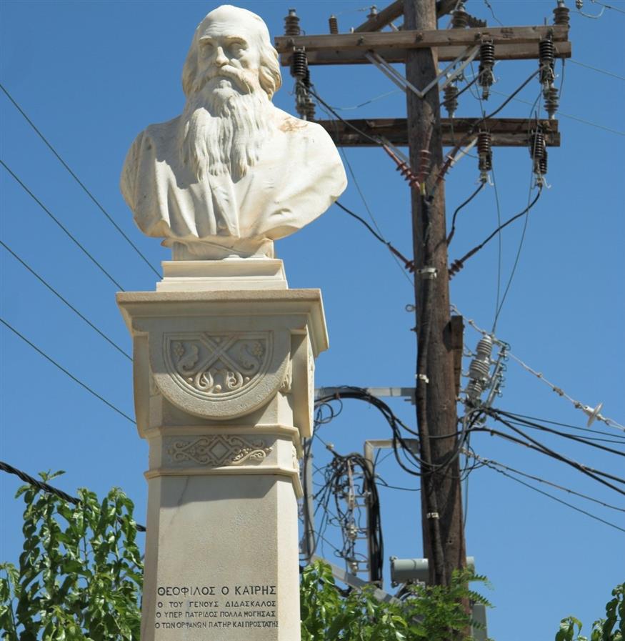 Άγαλμα του Θεόφιλου Καΐρη στην γενέτειρά του, την Άνδρο