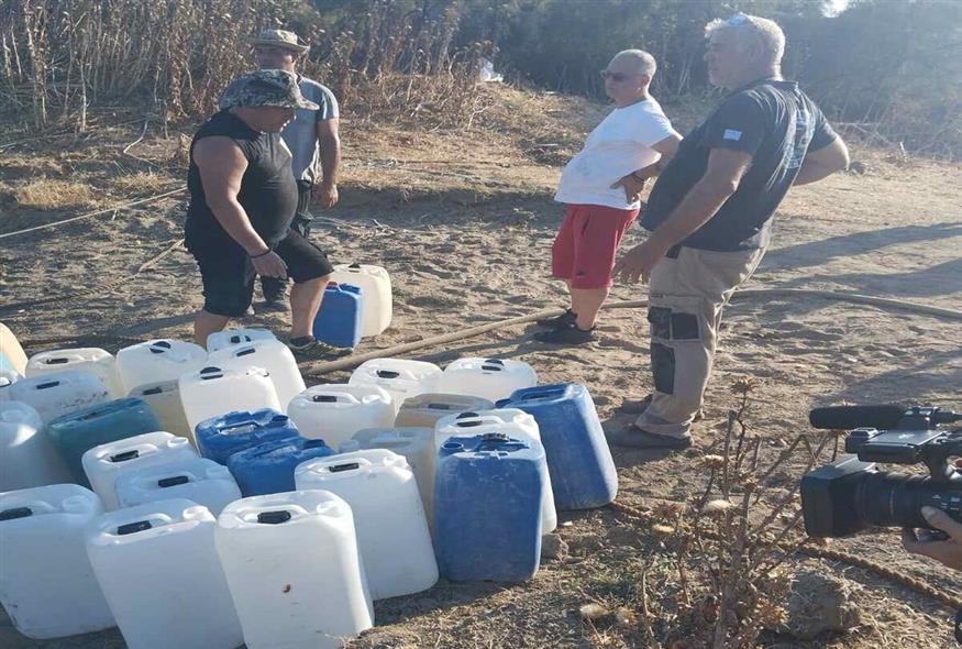 Νερό με πλαστικά μπετόνια μεταφέρουν στο νησάκι του Δέλτα Εβρου που η πρόσβαση είναι πολύ δύσκολη