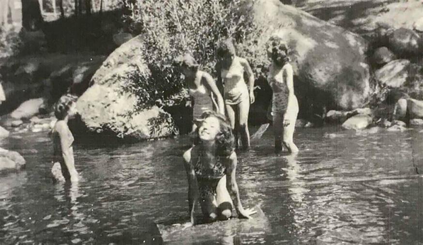 Η 13χρονη Μπάρμπαρα, στη μέση, απολαμβάνει ένα μπάνιο με τις φίλες της, στη μοιραία κατασκήνωση το 1945.