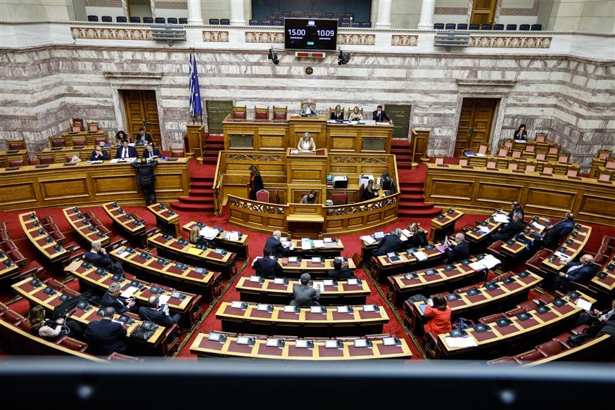 Η ολομέλεια της Βουλής συνεδρίασε για την ψήφο των αποδήμων (eurokinissi)