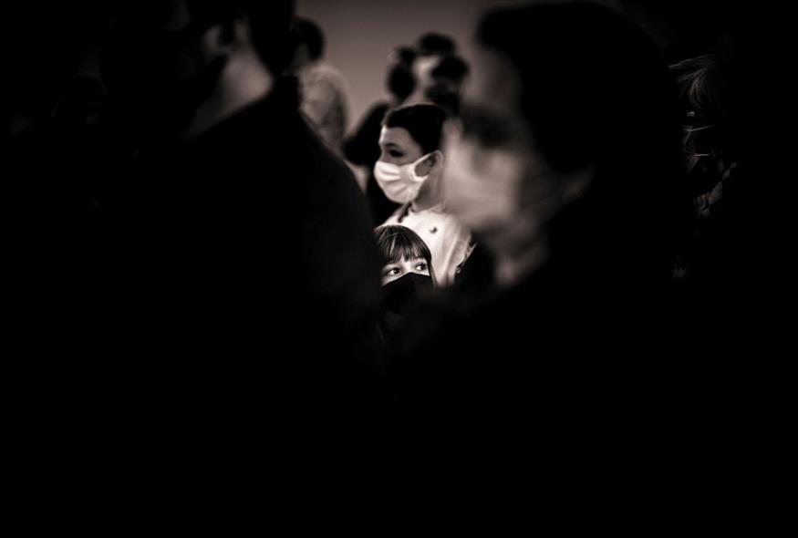 Γυναίκα με μάσκα λόγω κορονοϊού (Unsplash/Luiz Paulo R Santos)