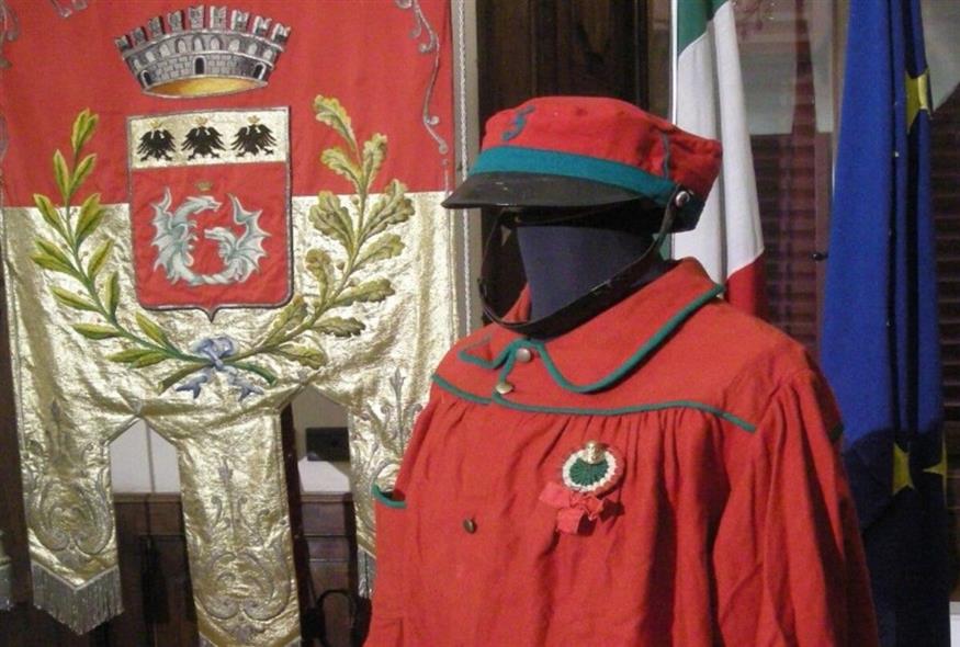 Στολή ερυθροχίτωνα του τάγματος των Γαριβαλδινών στο μουσείο της Μεντάνα