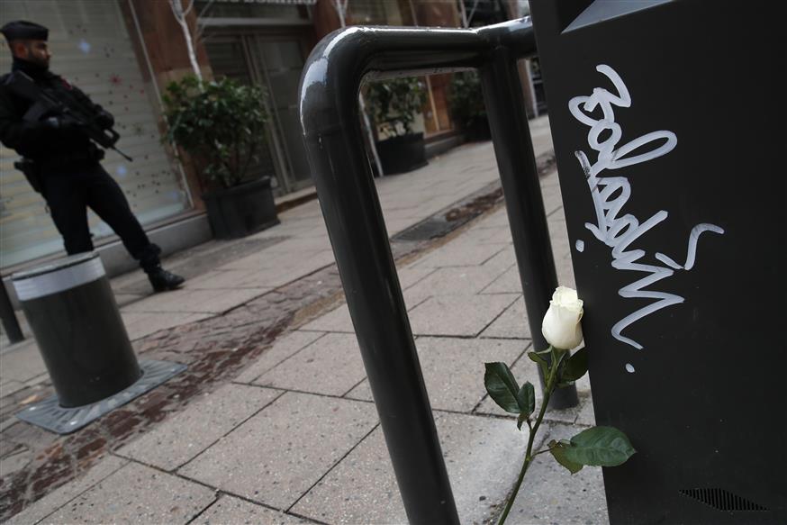 Ένα λευκό τριαντάφυλλο στη μνήμη των θυμάτων της τρομοκρατικής επίθεσης στο Στρασβούργο (AP Photo/Christophe Ena)