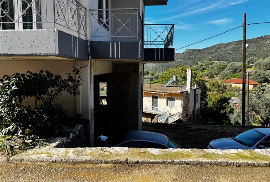 Ο μαντρότοιχος απ όπου έπεσαν ο θείος και το παιδί (apohxos.gr / ΧΡΗΣΤΟΣ ΣΤΡΑΤΟΥΛΑΚΟΣ)