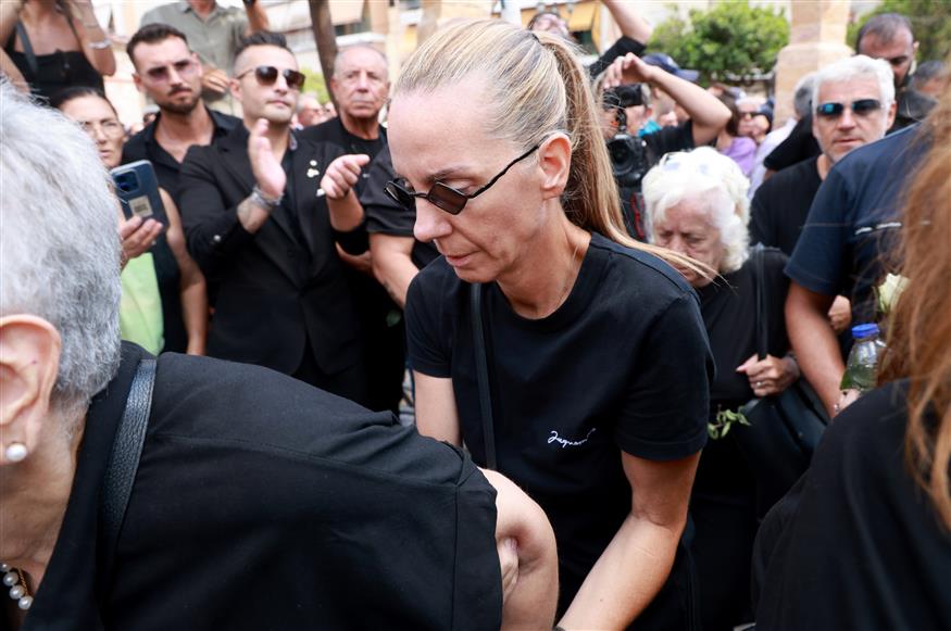Γιώργος Μαζωνάκης: Συντετριμμένη η οικογένειά του στο τελευταίο «αντίο» Γιώργος Μαζωνάκης: Συντετριμμένη η οικογένειά του στο τελευταίο «αντίο»