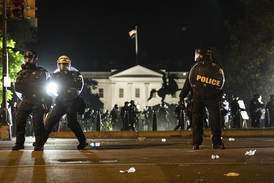 Αστυνομικές δυνάμεις έξω από τον Λευκό Οίκο (AP Photo/Alex Brandon)