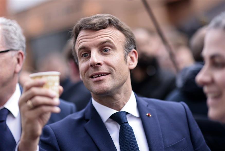 Σύμφωνα με δημοσκόπηση, ο γάλλος πρόεδρος θα είναι ο νικητής και του δεύτερου γύρου των εκλογών (Associated Press)