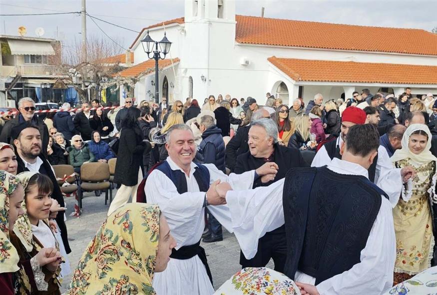 Ξέφρενο γλέντι που συμμετείχαν και οι θεατές στην πλατεία Καλάμου ακολούθησε του γάμου / Φωτογραφία Κώστας Ασημακόπουλος ethnos.gr Ξέφρενο γλέντι που συμμετείχαν και οι θεατές στην πλατεία Καλάμου ακολούθησε του γάμου / Φωτογραφία Κώστας Ασημακόπουλος ethnos.gr