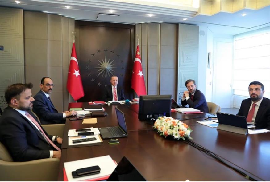 Ο πρόεδρος της Τουρκίας Ταγίπ Ερντογάν σε τηλεδιάσκεψη με συνεργάτες του (Φωτογραφία Τουρκική Προεδρία)