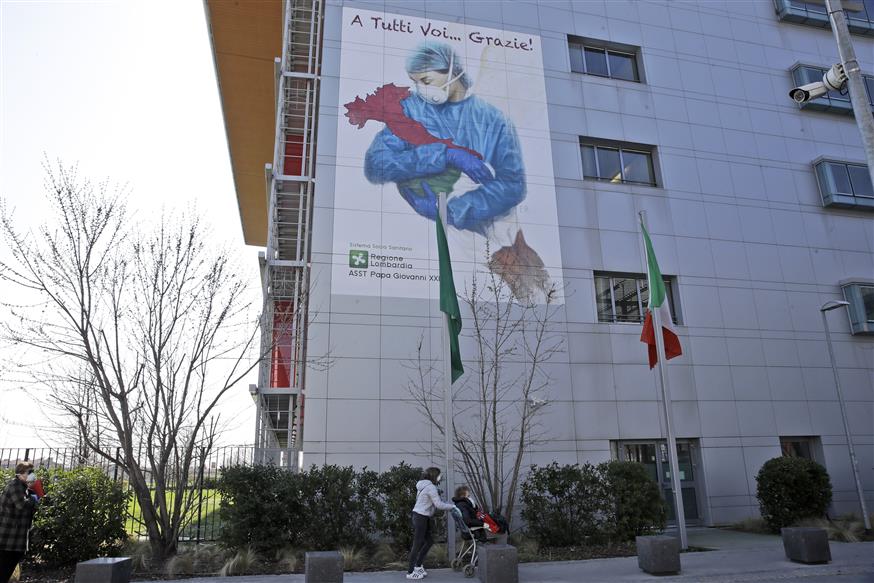 Τοιχογραφία σε νοσοκομείο της Ιταλίας (AP Photo/Luca Bruno)