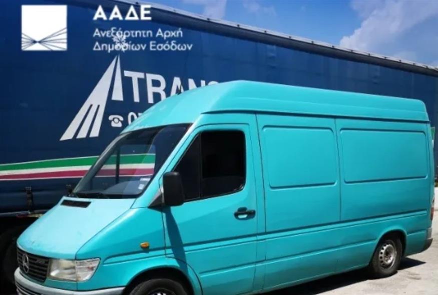 Το φορτηγό που μετέφερε το παράνομο και επικίνδυνο φορτίο (Πηγή φωτο: ΑΑΔΕ) Το φορτηγό που μετέφερε το παράνομο και επικίνδυνο φορτίο (Πηγή φωτο: ΑΑΔΕ)