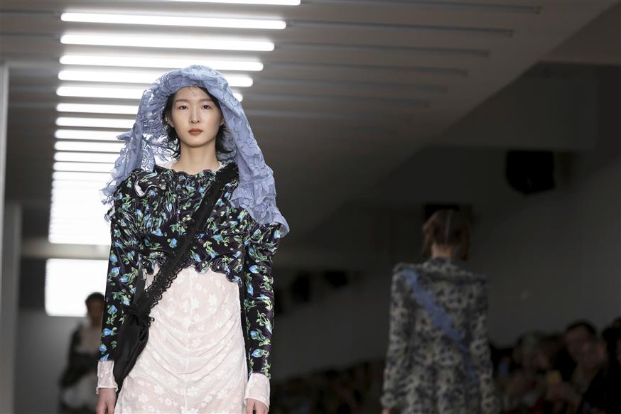Δημιουργία της Yuhan Wang στην Εβδομάδα Μόδας του Λονδίνου (AP photo)