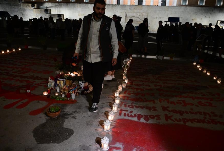 Κόσμος στο μνημείο θυμάτων Τεμπών στο Σύνταγμα (ΤΑΤΙΑΝΑ ΜΠΟΛΑΡΗ/EUROKINISSI) Κόσμος στο μνημείο θυμάτων Τεμπών στο Σύνταγμα (ΤΑΤΙΑΝΑ ΜΠΟΛΑΡΗ/EUROKINISSI)