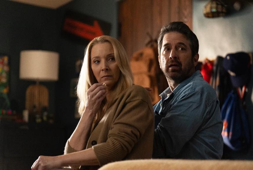 Lisa Kudrow ως Lydia και Ray Romano ως Paul στο «No Good Deed» (Copyright: Saeed Adyani/Netflix)