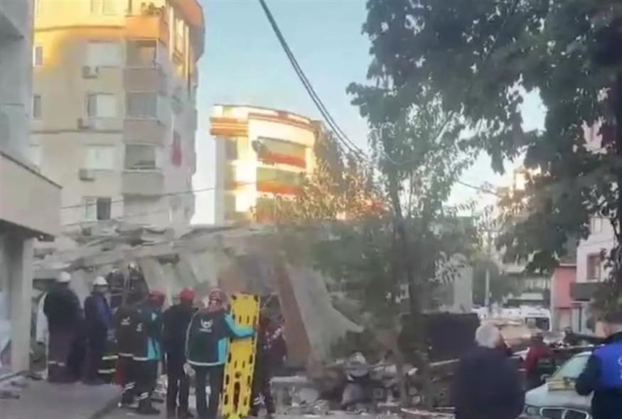 Κατάρρευση εξαώροφου κτιρίου στην Τουρκία (X)