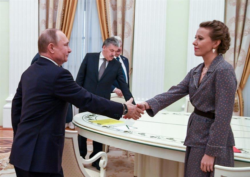 Ξένια Σομπτσάκ με Πούτιν (AP photo)