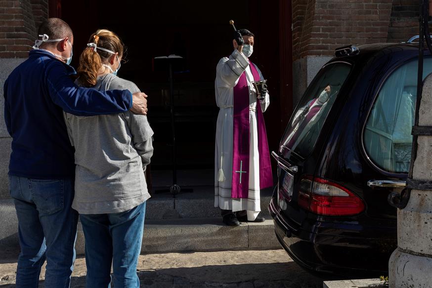 Κηδεία θύματος από τον κορονοϊό στην Ισπανία/AP Images