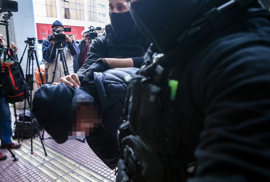 Στον ανακριτή ο 18χρονος καθ ομολογία δράστης της επίθεσης κατά αστυνομικού στο Ρέντη (Eurokinissi)