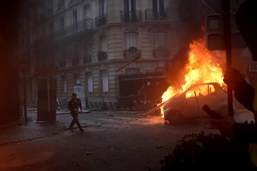 Φωτογραφία από τα σοβαρά επεισόδια στο Παρίσι το βράδυ του Σαββάτου (AP)