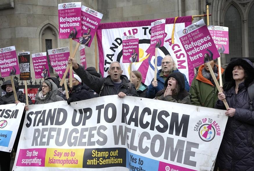 Ακτιβιστές κρατούν πανό έξω από το Ανώτατο Δικαστήριο στο Λονδίνο (Associated Press)