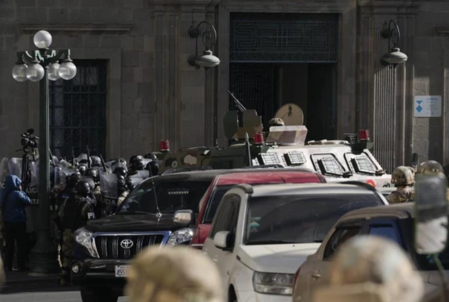 Τεθωρακισμένα και αυτοκίνητα έξω από το προεδρικό μέγαρο της Βολιβίας/AP Photos