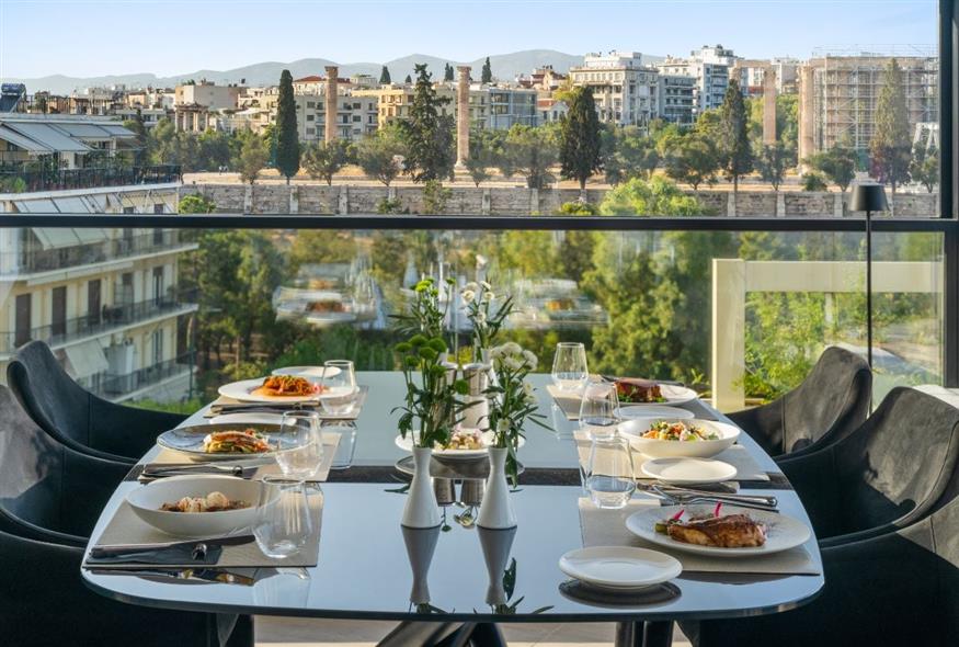 Γευματίζοντας με φόντο τους Στύλους του Ολυμπίου Διός