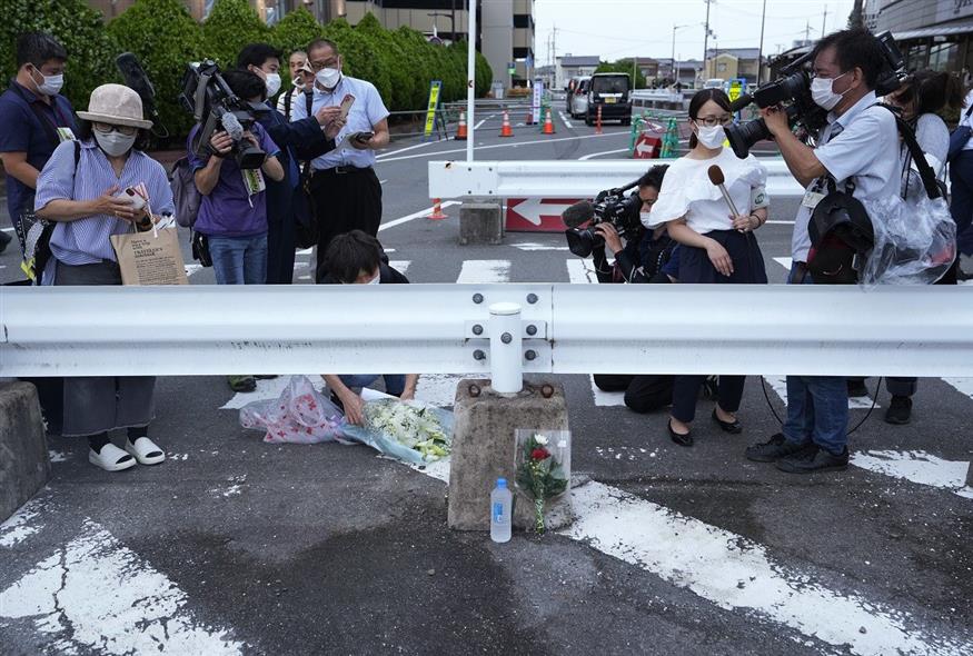 Πολίτες αφήνουν λουλούδια στο σημείο που δολοφονήθηκε ο Σίνζο Άμπε (Associated Press)