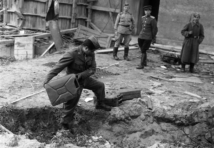 Σοβιετικοί στρατιώτες αναζητούν τα πτώματα του Χίτλερ και της Εύας Μπράουν/ copyright: AP PHOTOS