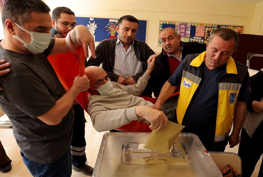Ασθενής στην Τουρκία ρίχνει τον φάκελο στην κάλπη (AP Photo)