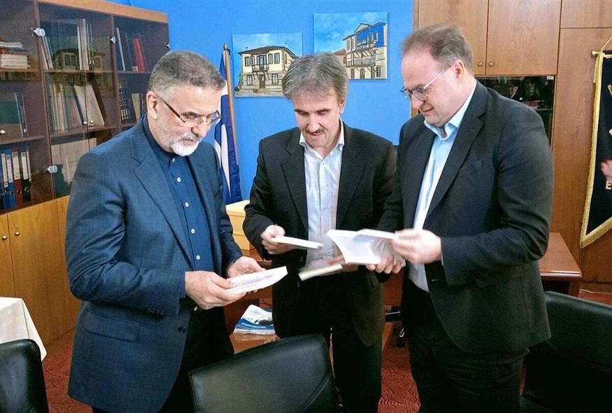 Ο δήμαρχος Αριστοτέλη προσφέρει αναμνηστικά στον Υπουργό Πολιτισμού του Ιράν και στον Ευάγγελο Βενέτη (στο μέσον). Ο δήμαρχος Αριστοτέλη προσφέρει αναμνηστικά στον Υπουργό Πολιτισμού του Ιράν και στον Ευάγγελο Βενέτη (στο μέσον).