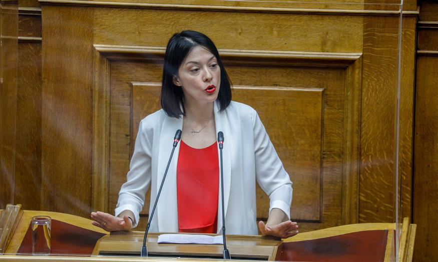 Η Νάντια Γιαννακοπούλου στο βήμα της Βουλής (eurokinissi)