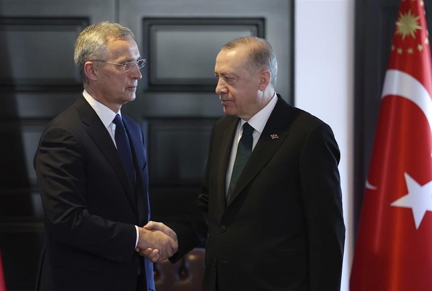 Ο ΓΓ του ΝΑΤΟ, Γενς Στόλτενμπεργκ με τον πρόεδρος της Τουρκίας, Ρετζέπ Ταγίπ Ερντογάν (φωτογραφία αρχείου / Associated Press)