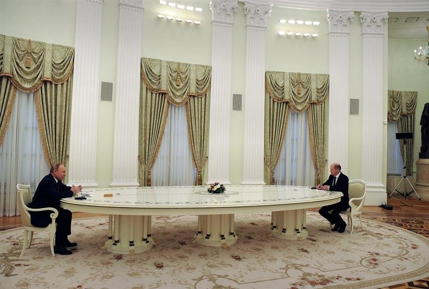 Ο ρώσος πρόεδρος με τον γερμανό καγκελάριο στο Κρεμλίνο (φωτογραφία αρχείου / Associated Press)
