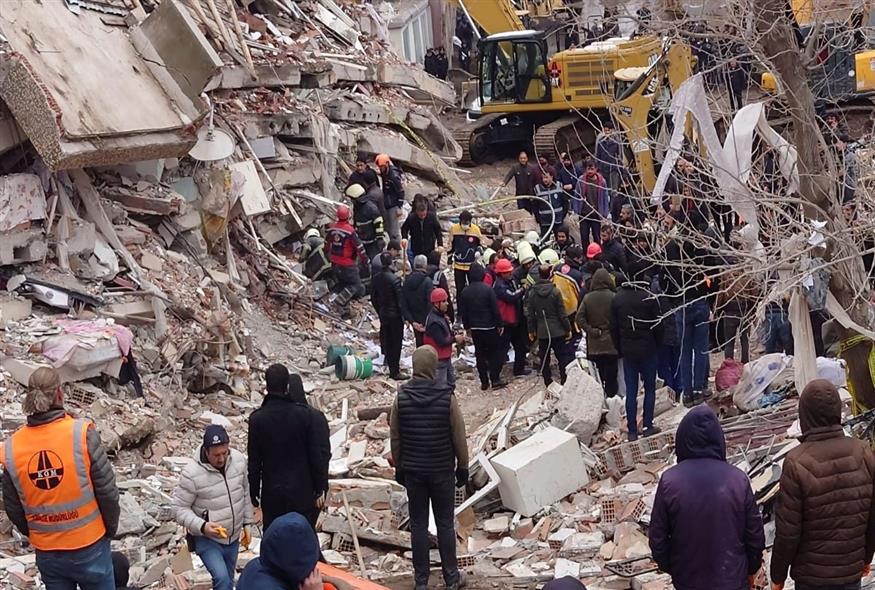 Καταστροφικές εικόνες σε Τουρκία και Συρία μετά τον φονικό σεισμό (AP Photo)