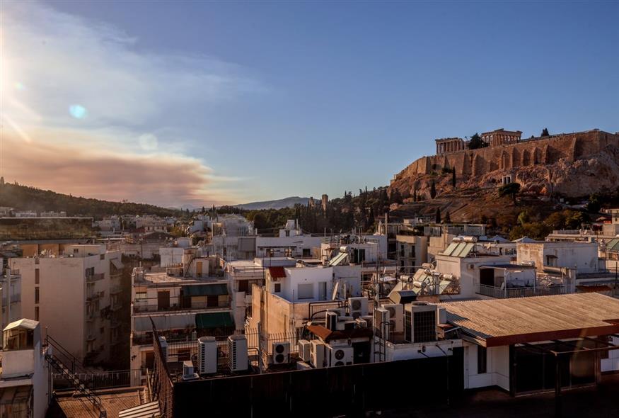 Φωτιά στο Ξυλόκαστρο: Έφτασαν πάνω από την Αθήνα οι καπνοί/ Eurokinissi (gallery)