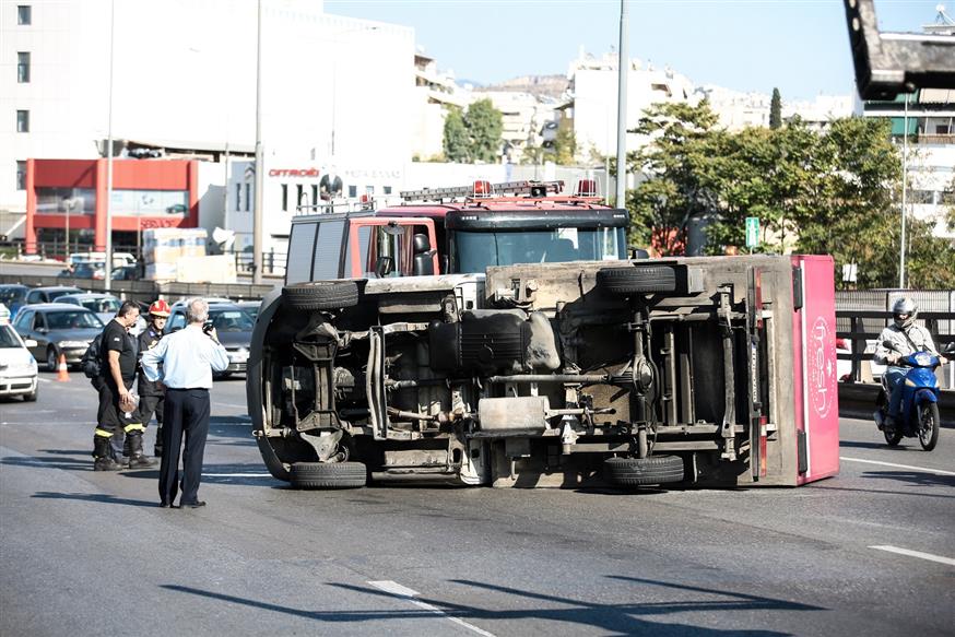 Ανατροπή φορτηγού στην εθνική οδό Αθηνών Λαμίας, στο ύψος της γέφυρας Ροσινόλ, την Πέμπτη 24 Οκτωβρίου 2019 (EUROKINISSI/ΜΑΡΚΟΣ ΧΟΥΖΟΥΡΗΣ)