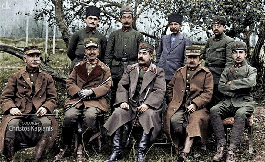 Αιχμάλωτοι έλληνες αξιωματικοί. Ο Τρικούπης εικονίζεται καθιστός, δεύτερος από αριστερά και ο Διγενής καθιστός, δεύτερος από δεξιά