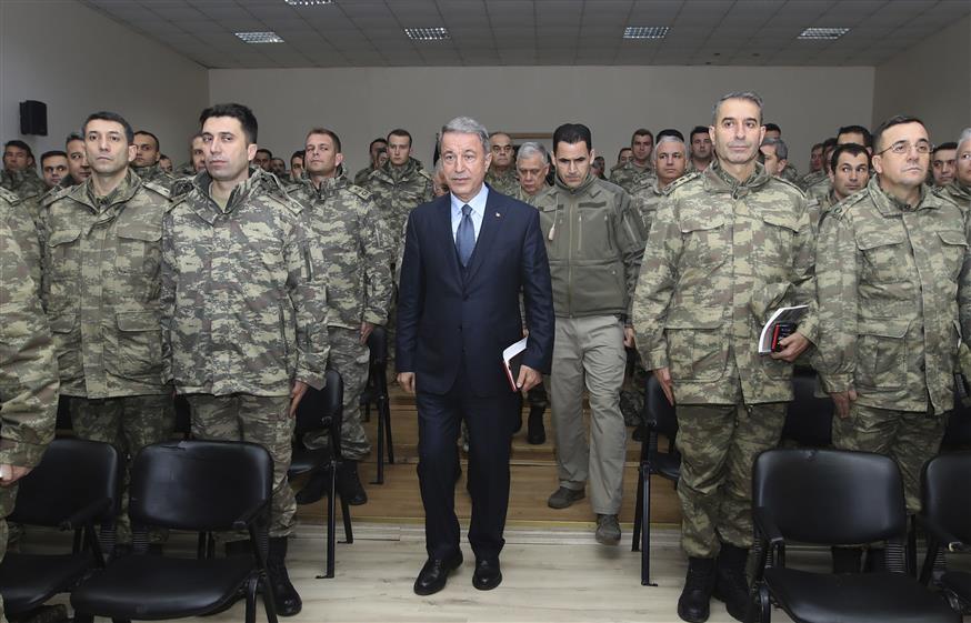 Ο Χουλουσί Ακάρ ανάμεσα σε Τούρκους στρατιώτες (ap)