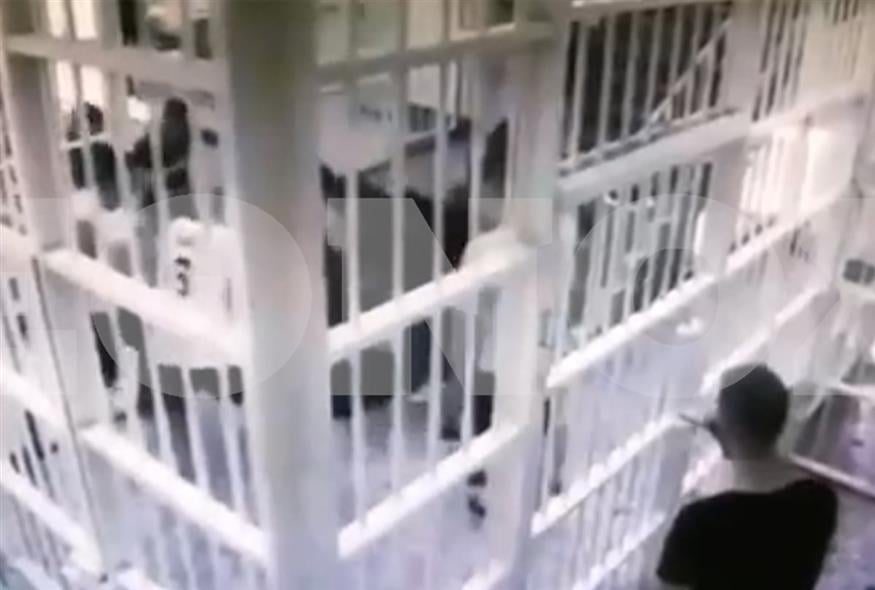 Αγρια δολοφονία 35χρονου κακοποιού στις φυλακές Κορυδαλλού / video capture