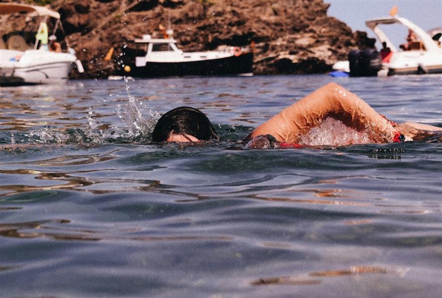 Γυναίκα κολυμπάει στη θάλασσα/unsplash