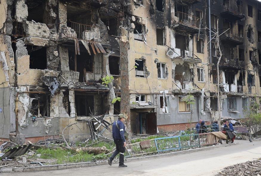 Βομβαρδισμένες πολυκατοικίες στη Μαριούπολη (Associated Press)