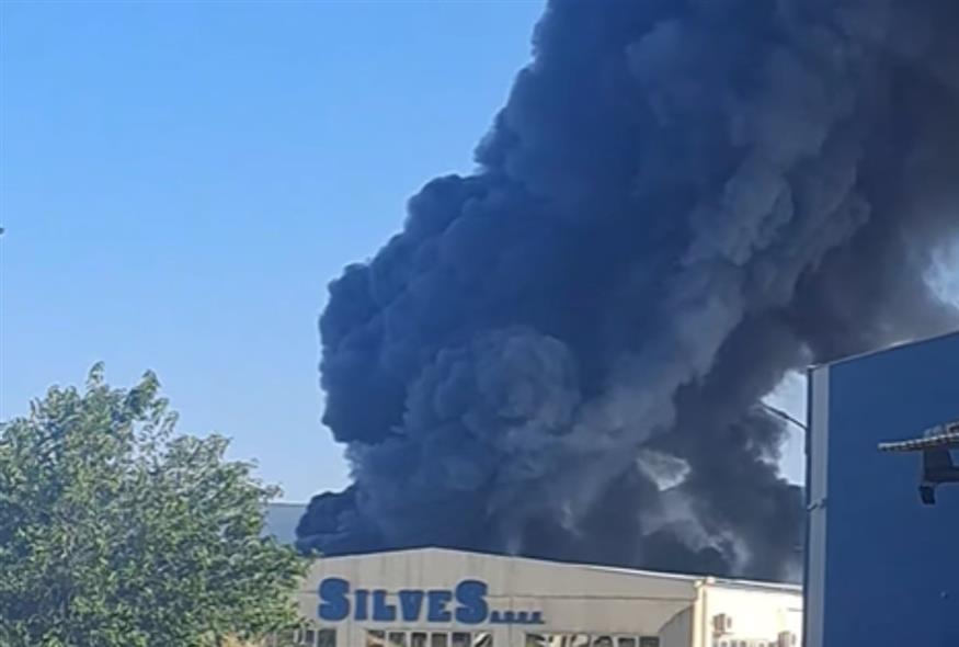 φωτιά σε εργοστάσιο πλαστικών